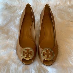 NWOT Tory Burch Peeptoe Wedges Tan and Gold Size 12